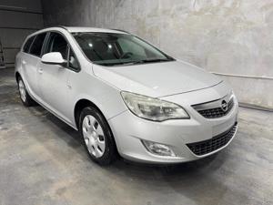 Vând Opel Astra J Sports Tourer