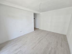 Langa Hotel IQ. Bucatarie inchisa. Etaj intermediar. - imagine 5