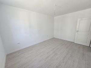 Langa Hotel IQ. Bucatarie inchisa. Etaj intermediar. - imagine 7