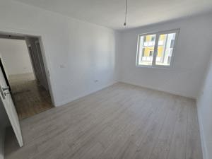 Langa Hotel IQ. Bucatarie inchisa. Etaj intermediar. - imagine 9