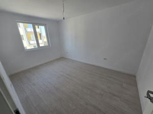 Langa Hotel IQ. Bucatarie inchisa. Etaj intermediar. - imagine 11