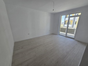 Langa Hotel IQ. Bucatarie inchisa. Etaj intermediar. - imagine 4