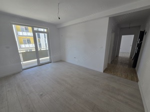 Langa Hotel IQ. Bucatarie inchisa. Etaj intermediar. - imagine 8