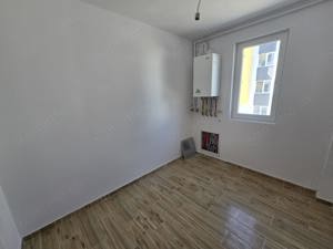 Langa Hotel IQ. Bucatarie inchisa. Etaj intermediar. - imagine 3