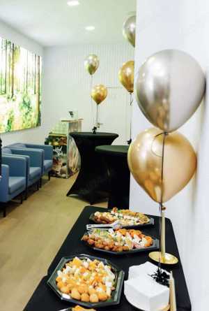 Mese   masa evenimente si mese cocktail    bar si scaune albe lemn