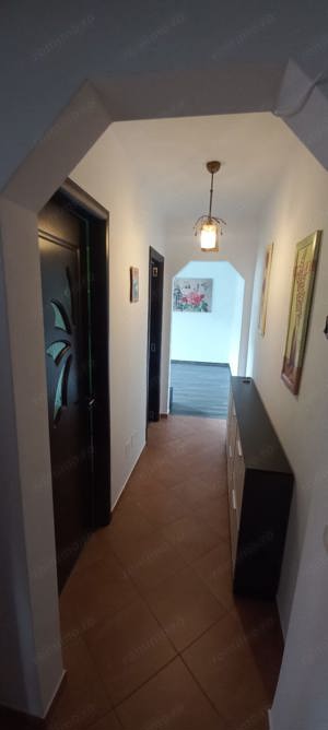 Vând apartament cu 3 camere, etajul 3,zona Sagului  - imagine 3