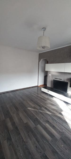 Vând apartament cu 3 camere, etajul 3,zona Sagului  - imagine 2