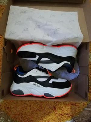 Vand adidasi noi DARK SEER,cu eticheta,in cutie