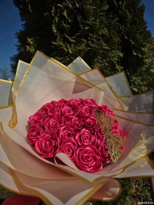 Vând buchet cu trandafiri realizați din satin 