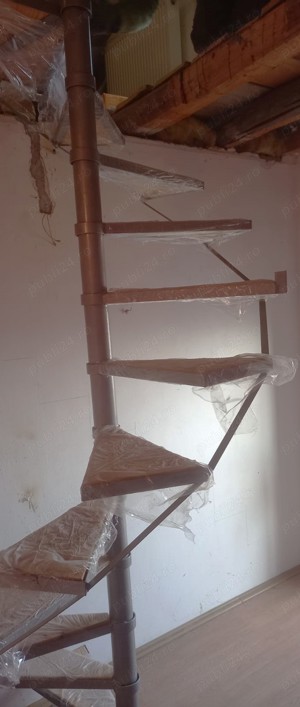 Scara interior, spirala, structura metalica, trepte din lemn - imagine 2