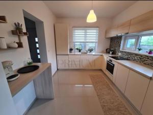 Triplex pe colt cu 2 fronturi stradale – Eleganta si confort in Dumbravita - imagine 7