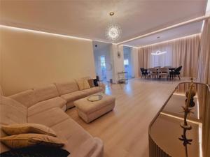 Triplex pe colt cu 2 fronturi stradale – Eleganta si confort in Dumbravita - imagine 3