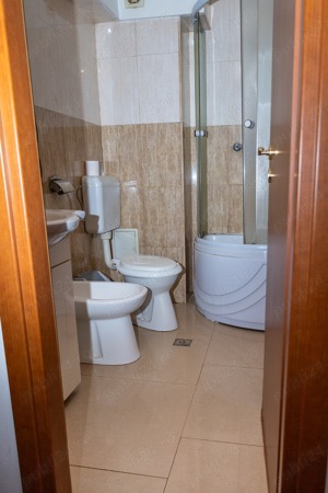 Hotel de vânzare în Reșița. Locație excelentă, funcțional imediat! Pretabil azil, clinică, birouri - imagine 10