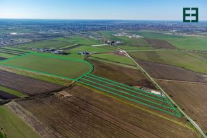 Teren intravilan cu acces la Drum Județean DJ 709 - 275200 mp - imagine 2