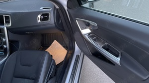 VOLVO V60 Plug in hybrid 4x4 an 2016 , 295 cai putere - imagine 8 VOLVO V60 Plug in hybrid 4x4 an 2016 , 295 cai putere - imagine 8