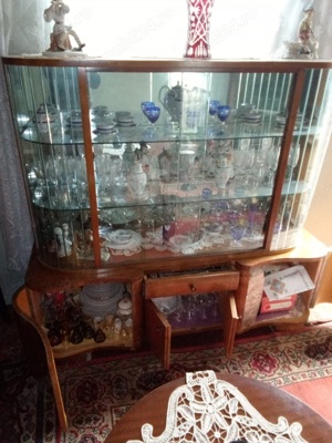 Vitrina pentru expus pahare, bibelouri, depozitat vesela
