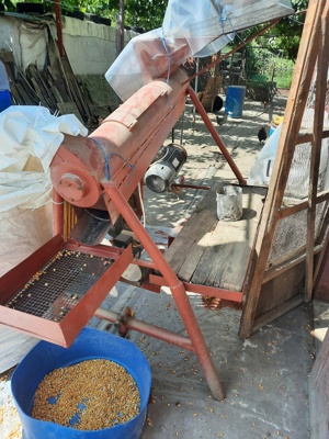 Vând mașină de  desfăcut porumb 