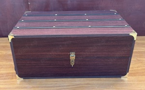 Geamantan tip Dulap; Mic Dulap cu rafturi