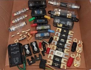 Suport siguranta auto amplificator pentru cablu 10 / 20mm + siguranta