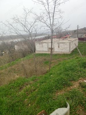 Casa la rosu, Ostrov