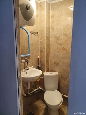 închiriez garsonieră zona vest cu baie