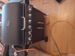 Vând gratar(gril)pe gaz cu 6 ochiururi gril+un ochi pentru ceaun