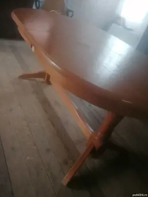 Vând masă de 12 persoane din lemn masiv