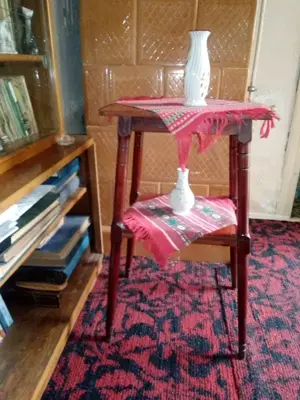 Masuta din lemn masiv decorativa, vintage