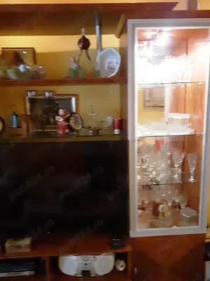 Vand Mobila Living cu vitrine din sticla si interioare cu oglizi si lumini - imagine 4