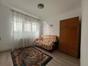 Apartament cu 3 camere, decomandat, etajul 2 , centrala proprie