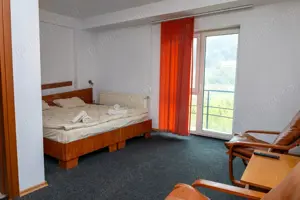 Hotel de vânzare în Reșița. Locație excelentă, funcțional imediat! Pretabil azil, clinică, birouri - imagine 9