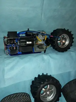 Vând automodele Traxas, nitrometan(cu motoare pe benzină)T-Max E-Max 1 8, motoare și piese - imagine 4