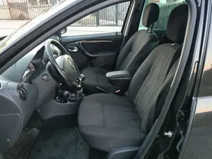 Dacia Duster 1.5 dCi Laureate 110 Cp euro 5,4WD,AC,geamuri el.,jenti aliaj,volan piele - imagine 4 Dacia Duster 1.5 dCi Laureate 110 Cp euro 5,4WD,AC,geamuri el.,jenti aliaj,volan piele - imagine 4