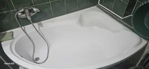 Cada baie pe colt acril