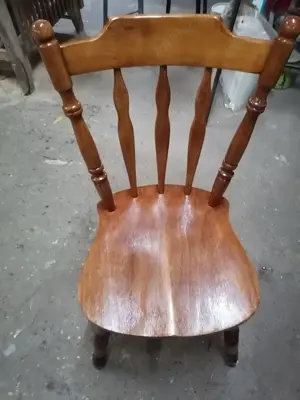 Recondiționez scaune din lemn 