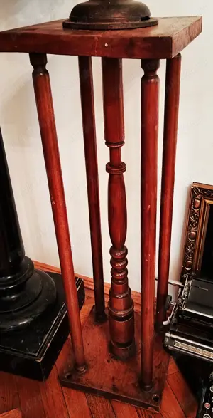 Vechi piedestal,soclu lemn,postament,suport statuie,gramofon,ceas