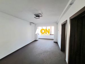 De vanzare apartament 2 camere renovat, etaj 1, Cetate - imagine 2