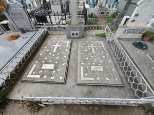 Vand doua locuri de veci in cimitirul Armenesc Braila