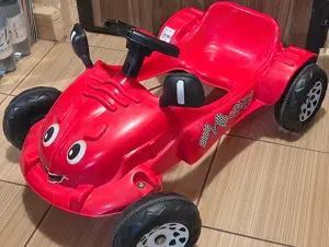 Masinuta copii mici NOUA de culoare rosie cu pedale si claxon volan masina pentru baieti fete copil