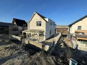 Casa individuala, 4 camere,136mp, teren 700mp, garaj 21mp, intrare Chinteni