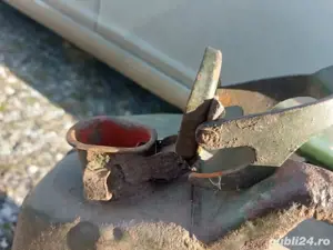 vând o canistră veche britanică ww2