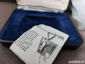 vând o brichetă Bentley Chic veche 