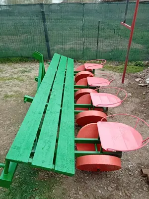 vând mașina plantat pe patru randuri