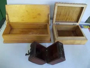 3 cutii vechi din lemn sculptat