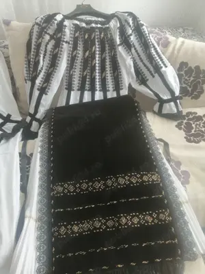 Vând costume traditionale