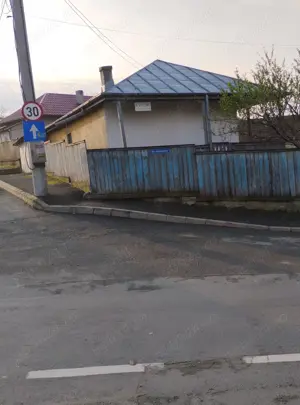 Casă și teren curte de vânzare (sau închiriat)