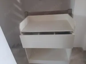 Vând masă  de înfăşat  copii