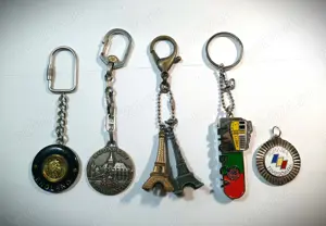 set de 5 brelocuri (cu un breloc unghiera)