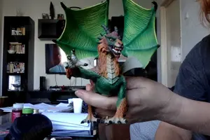 Dragon , cu aripi mobile