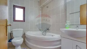 Vilă de vânzare în Predeal – vedere panoramică către pârtia de schi - imagine 17